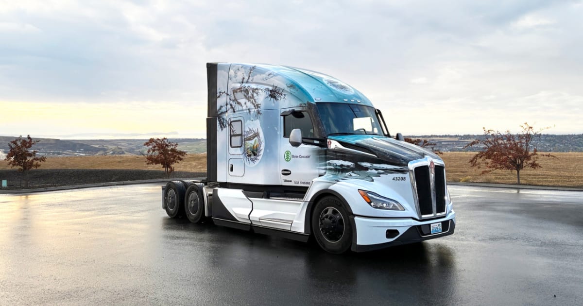 Kenworth T680 Featuring Special Design Will Transport U.S. Capitol Christmas Tree to Washington, D.C.