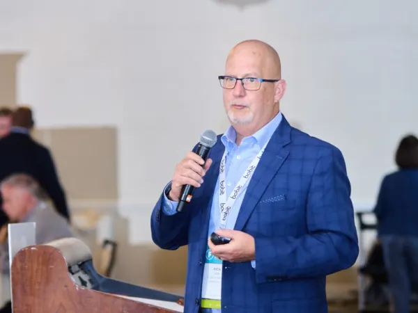 Man with microphone delivers a seminar. 