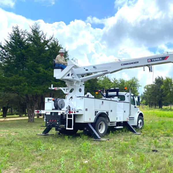 Commander 4000 Digger Derricks Provide Long-Term Reliability