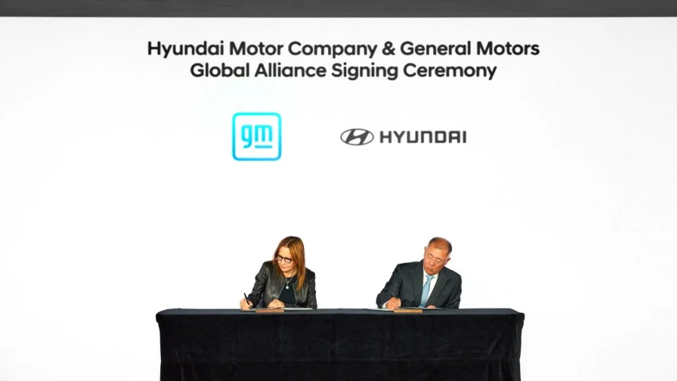 Marry Bara and Euisun Chung sign a Memorandum of Understanding