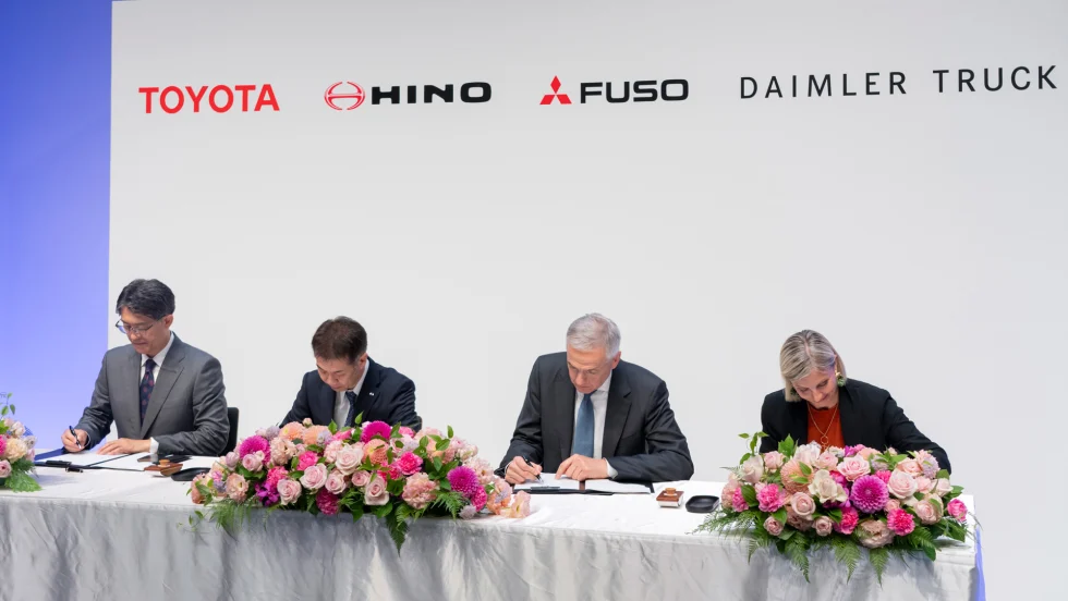 Executives sign agreement