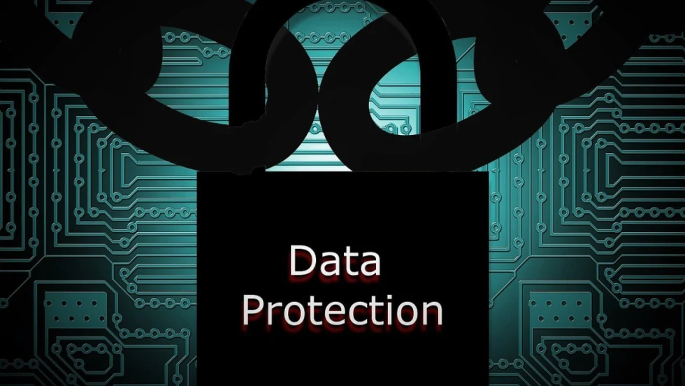 A lock and giant black chain with data protection imprinted on the lock.