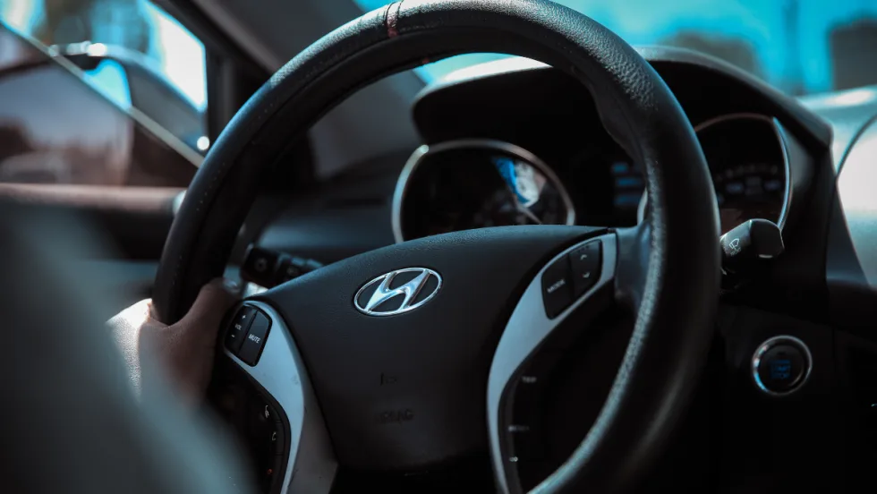 A picture of a dark Hyundai steering wheel. 
