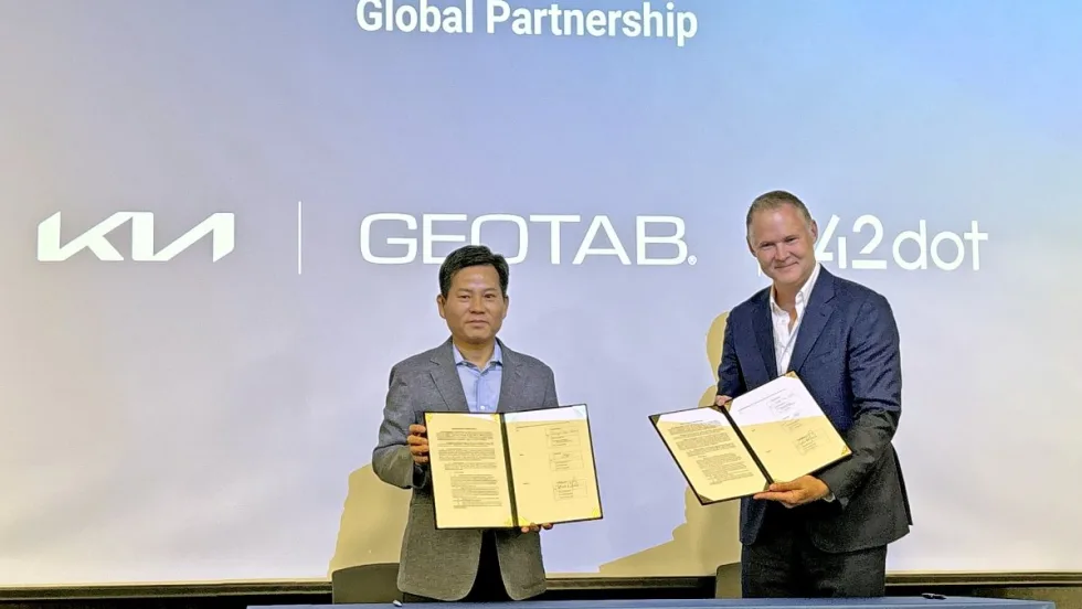 Louis De Jong and Sangdae Kim present their signed MOU on stage.