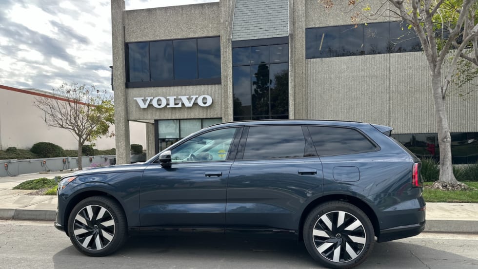 Side view of 2025 Volvo EX90