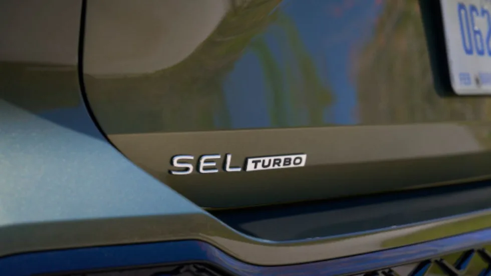 The backside of a VW Tiguan SEL Turbo is colored olive green.