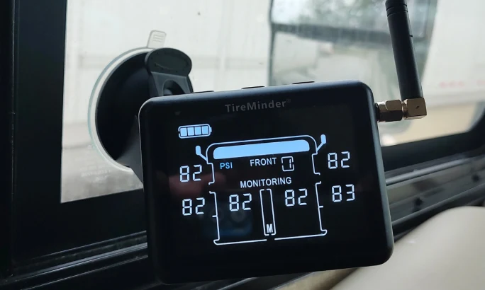 Closeup photo of a tire pressure monitoring system displaying air pressure in six tires.