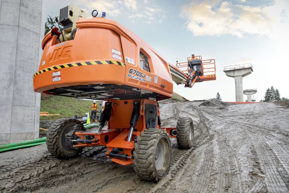 JLG 670SJ Self-Leveling Boom Lift
