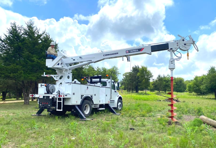 Commander 4000 Digger Derricks Provide Long-Term Reliability 