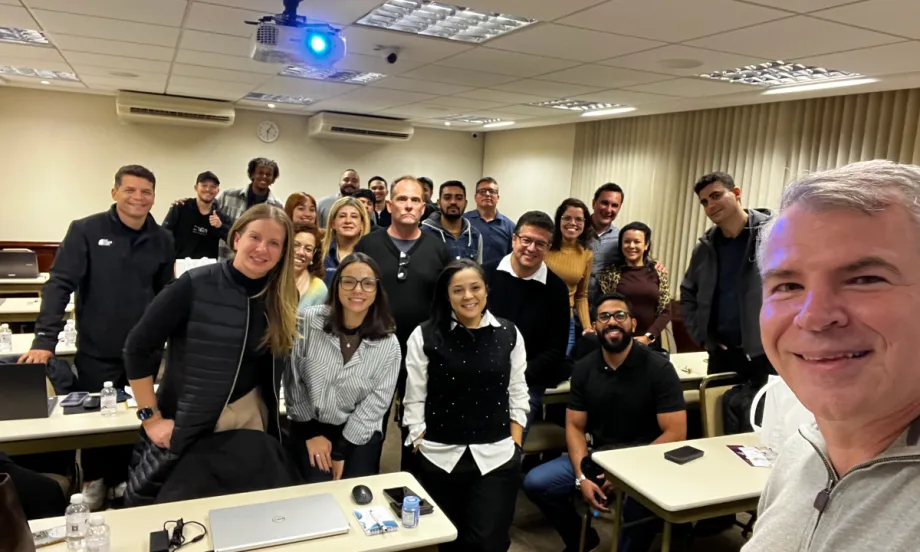 Julian Gritsch with an MBA class in a classroom.