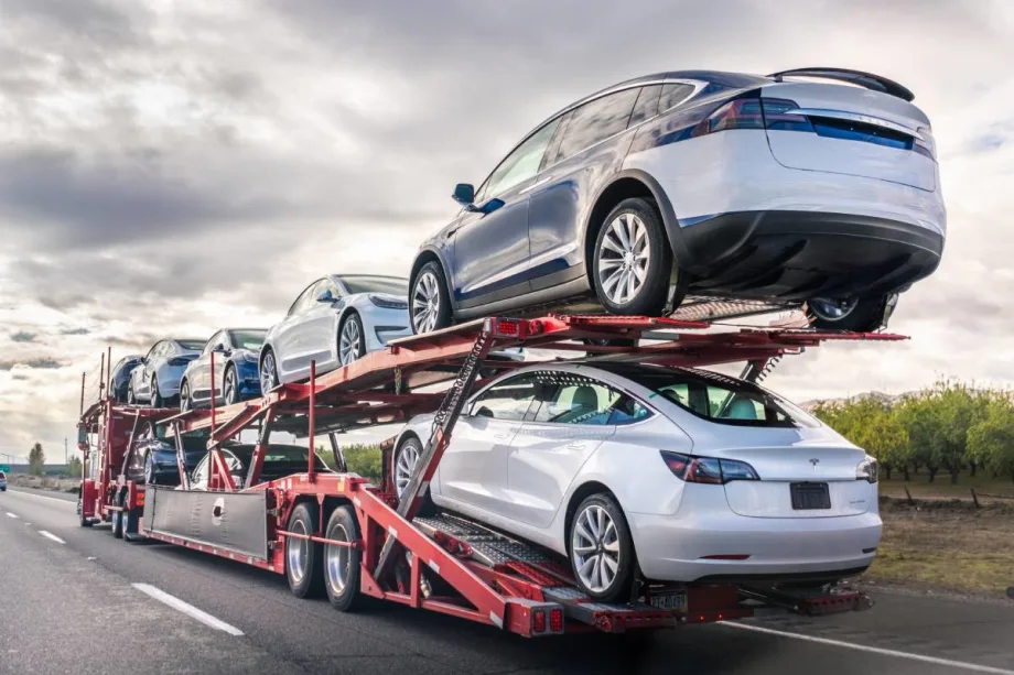 3 Ways AI Solves Bottlenecks in Vehicle Logistics
