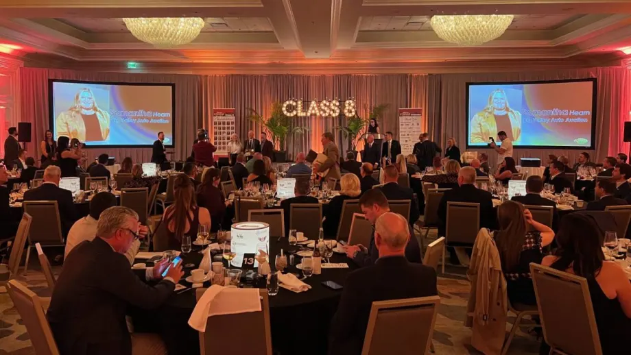 An awards gala scene.
