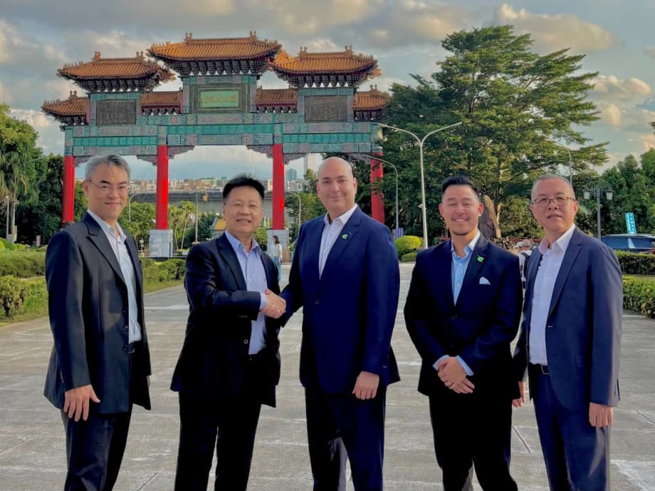 Enterprise executives pose in front of Taiwanese landmark.