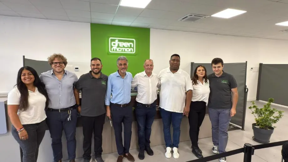 Green Motion Italia team lined up at Rome airport office.