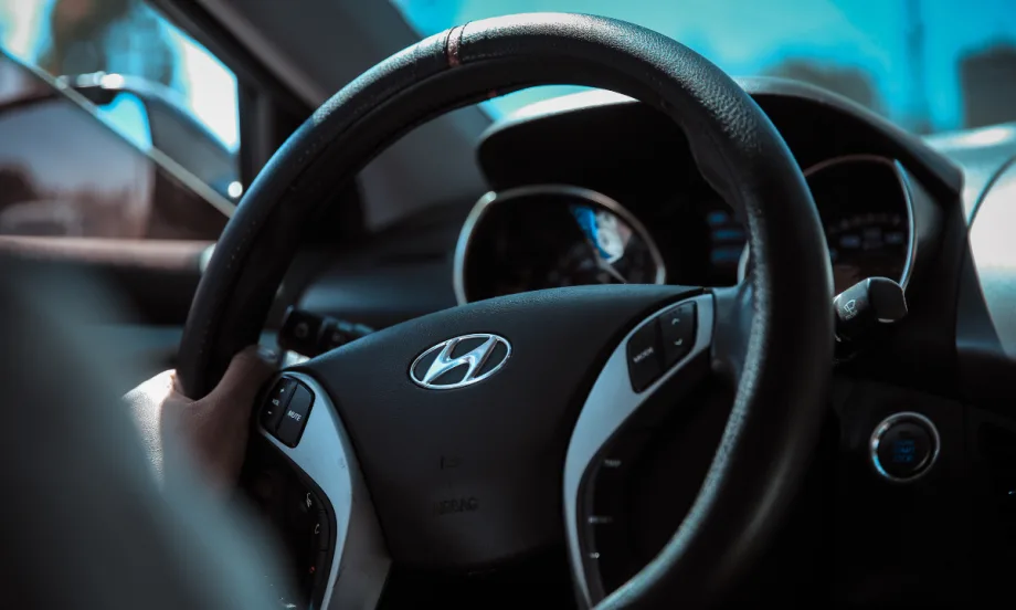 A picture of a dark Hyundai steering wheel.