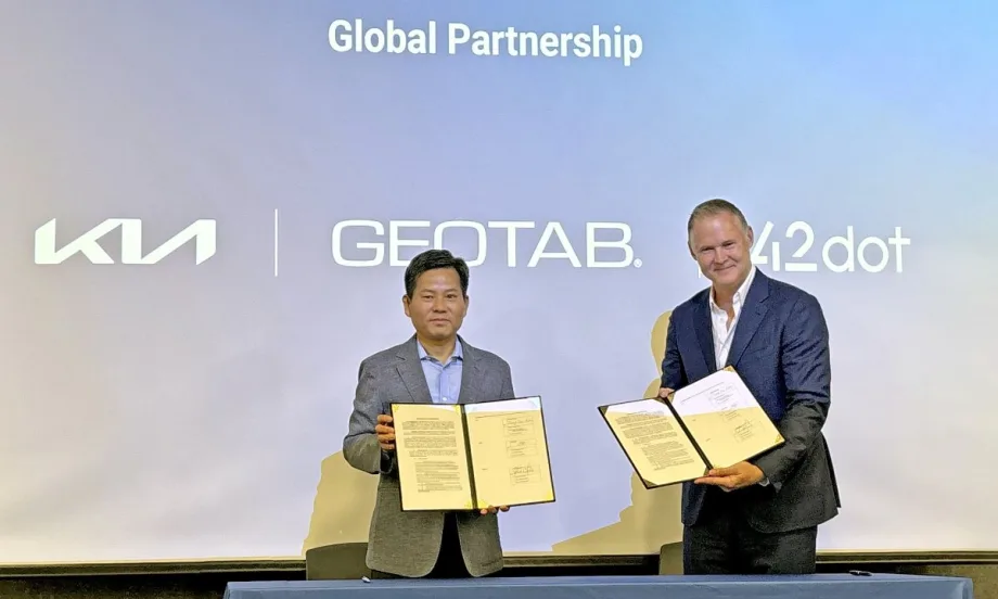 Louis De Jong and Sangdae Kim present their signed MOU on stage.