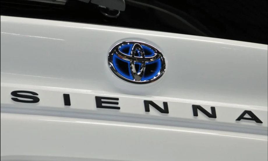 Closeup of the Toyota Sienna logo.